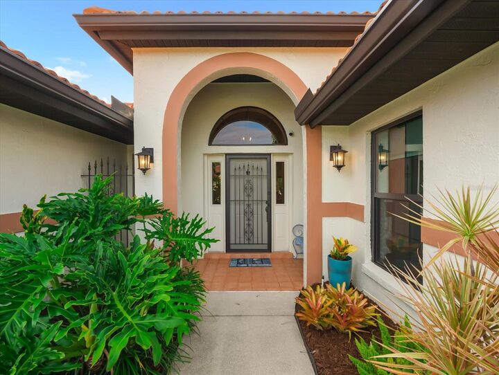 Property Photo: 1905 Tradewinds Circle FL 34293