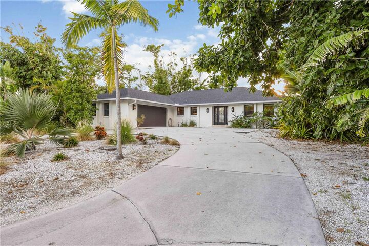 Property Photo: 635 Tropical Circle FL 34242