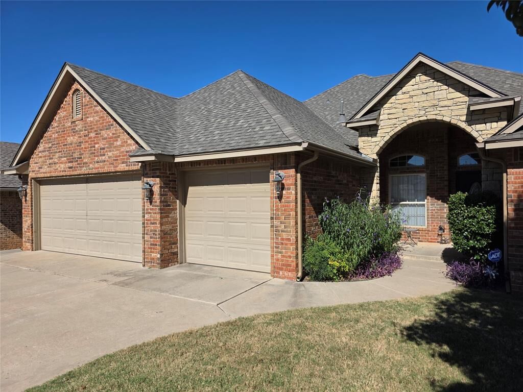 Property Photo:  2621 SE 5th Street  OK 73160