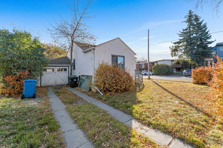 Property Photo:  1402 Centre A Street NE  AB T2E 2Z9 