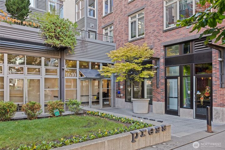 Property Photo: 1610 Belmont Avenue 402 WA 98122