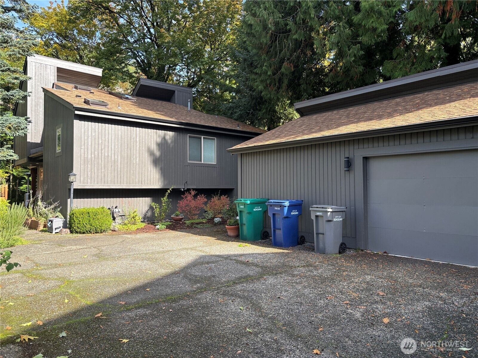 Property Photo:  110  6th Avenue NE  WA 98027