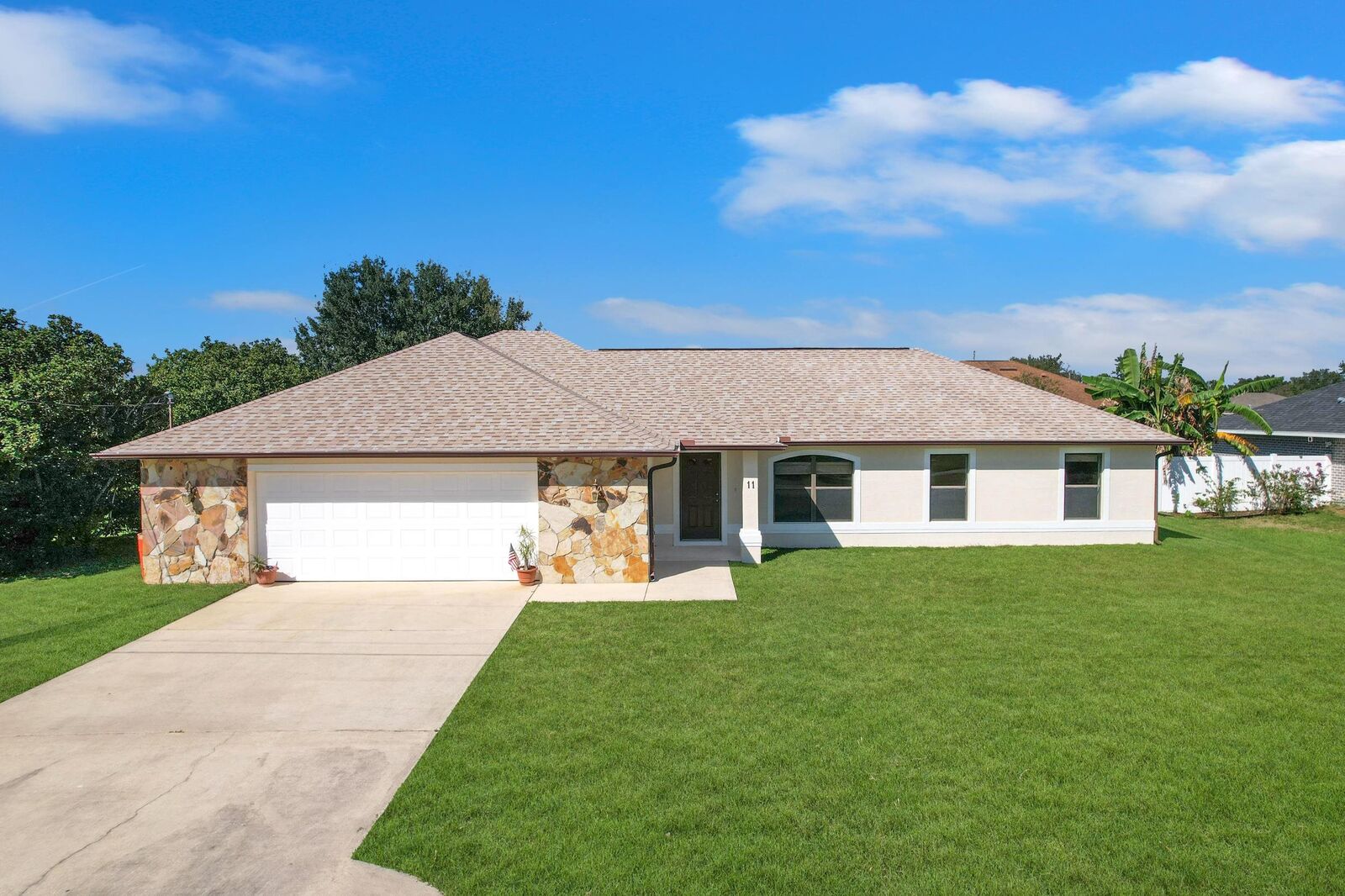 Property Photo: 11 Lytton Ln FL 32137