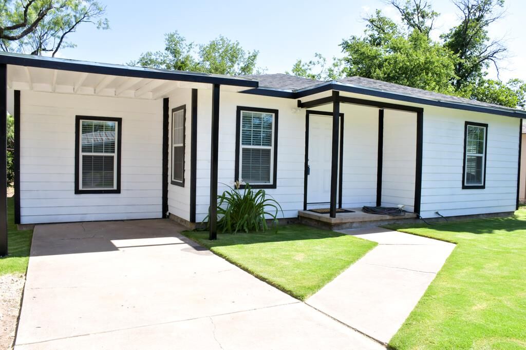 Property Photo:  1122 E 20th St  TX 76903