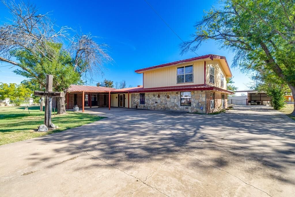 Property Photo:  208 East St  TX 76936