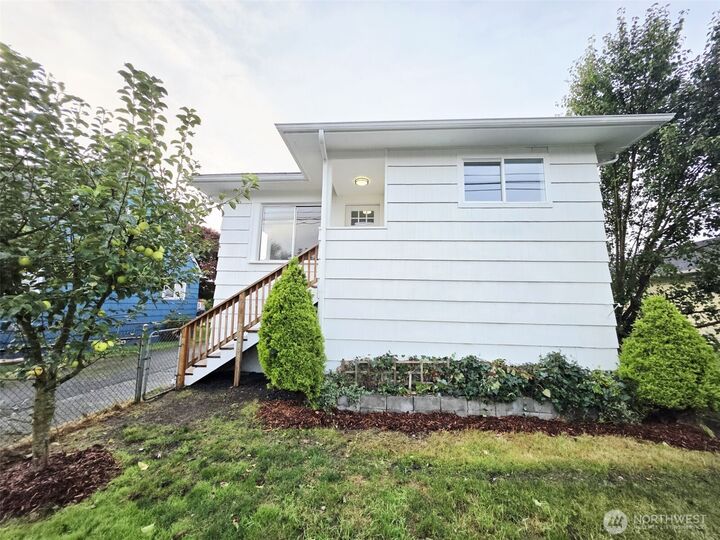 Property Photo:  1613  Cherry Street  WA 98520 