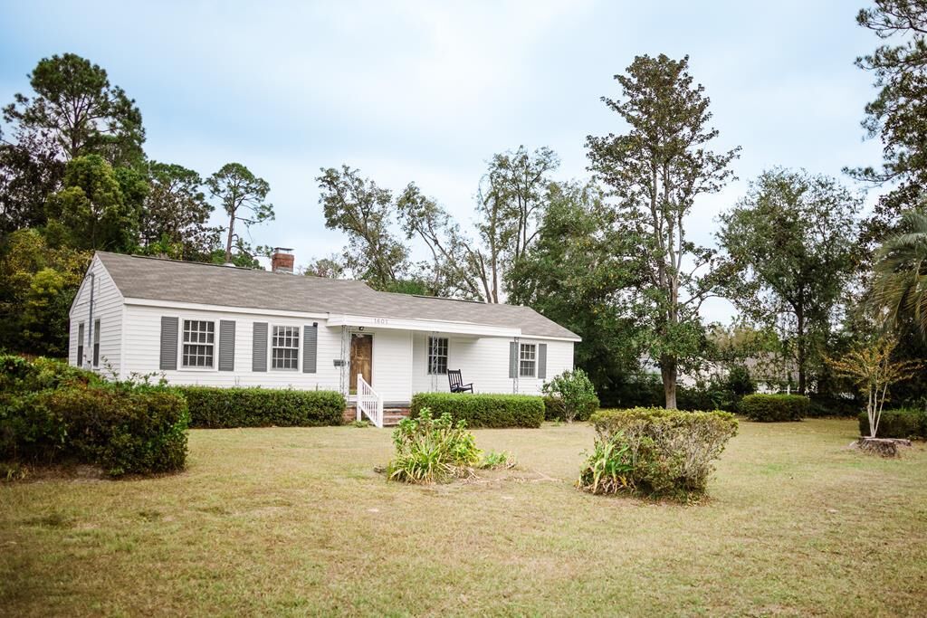 Property Photo:  1601 Beauford Place  GA 31602