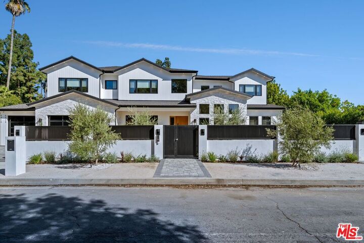 Property Photo: 5414 Genesta Ave CA 91316