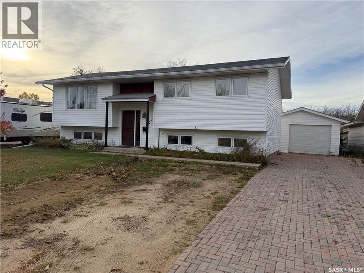 Property Photo:  607 Clover Avenue  SK S0K 1E0