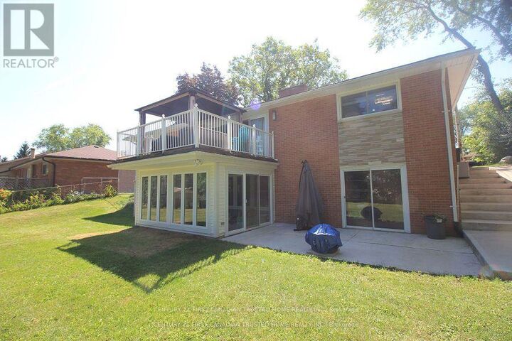 Property Photo: 133 Deer Park Circle West ON N6H 3B9