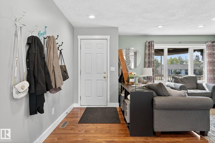 Photo de la propriété:  16112 110A Avenue NW  AB T5P 1J1