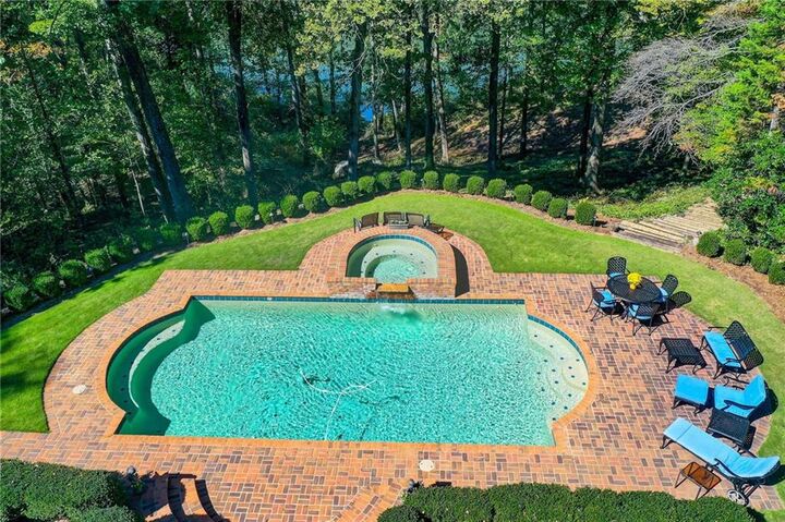 Property Photo:  1710 Winterthur Close NW  GA 30328