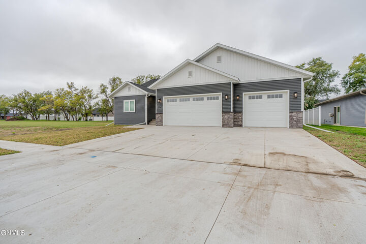 Property Photo:  510 Koenig Drive  ND 58504