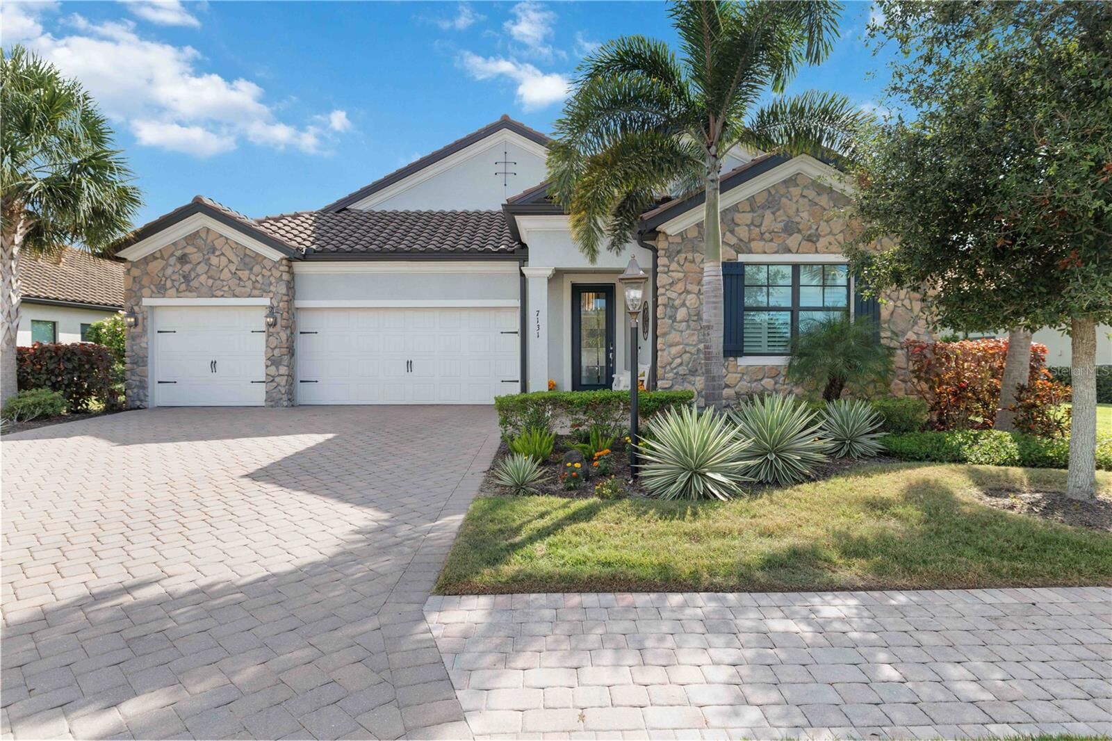 Property Photo:  7131 Whittlebury Trail  FL 34202