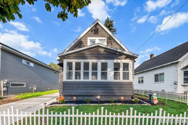 Property Photo:  1029 Woodrow Avenue NW  MI 49504 