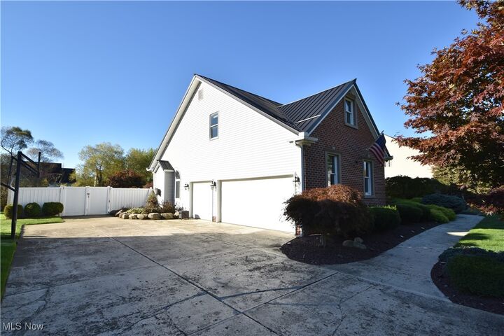 Property Photo:  7415 Cobblers Run  OH 44514