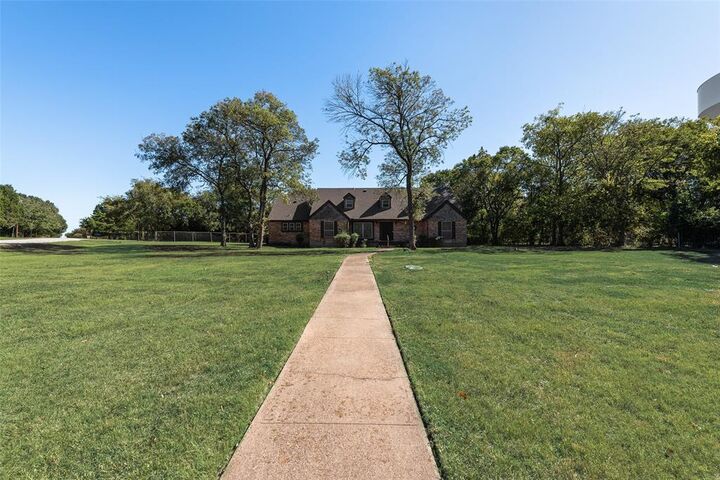 Property Photo: 102 S Royal Oak Drive TX 75116