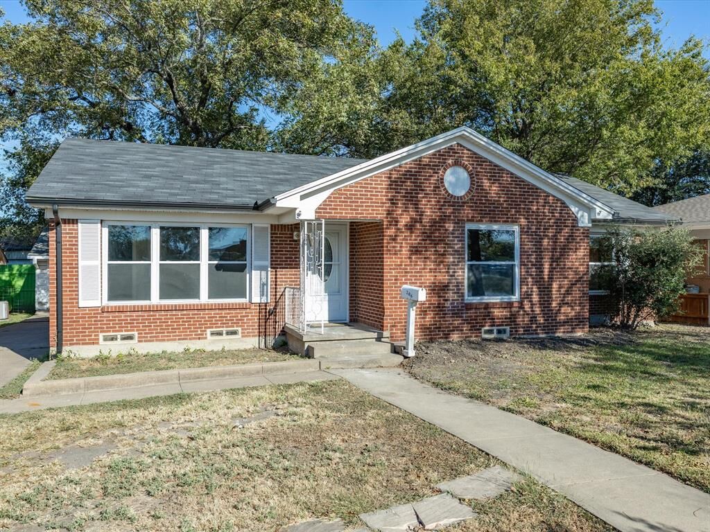 Property Photo: 206 E Belknap Street TX 75119