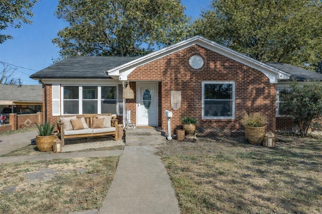 Property Photo: 206 E Belknap Street TX 75119