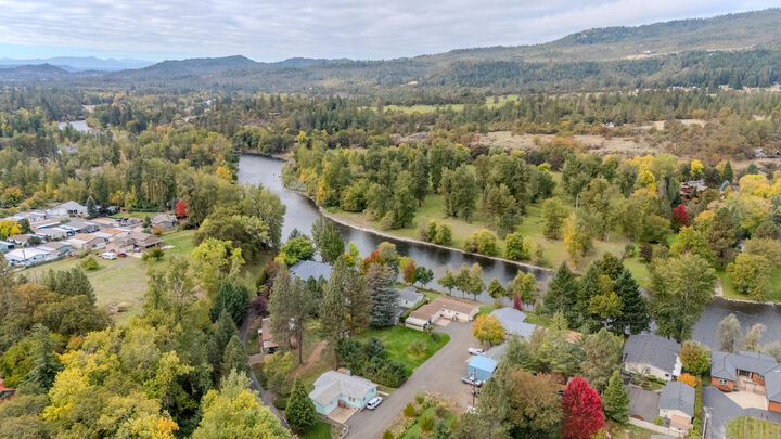 Property Photo: 20455 Highway 62 OR 97539