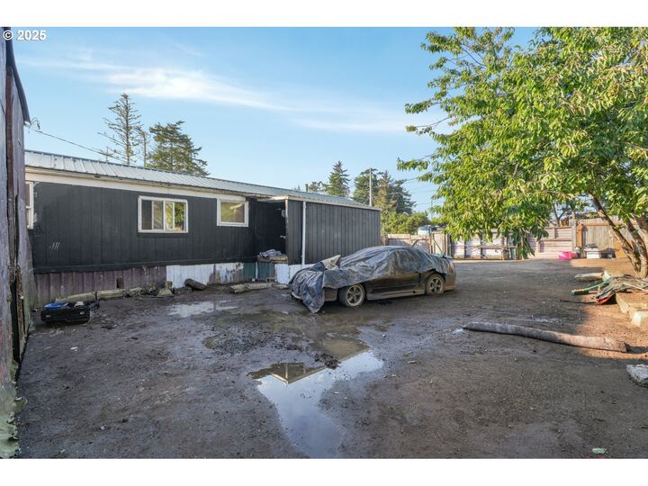 Property Photo:  90842 Hollywood Ln  OR 97420