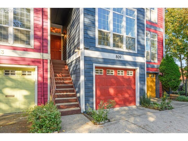 Property Photo:  809 SE 15th Ave  OR 97214