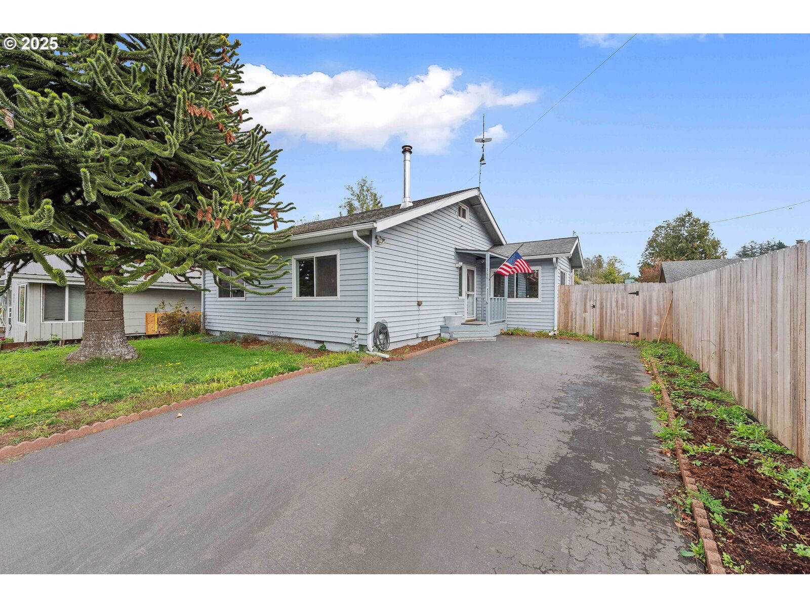Property Photo:  366 6th Ave  OR 97420