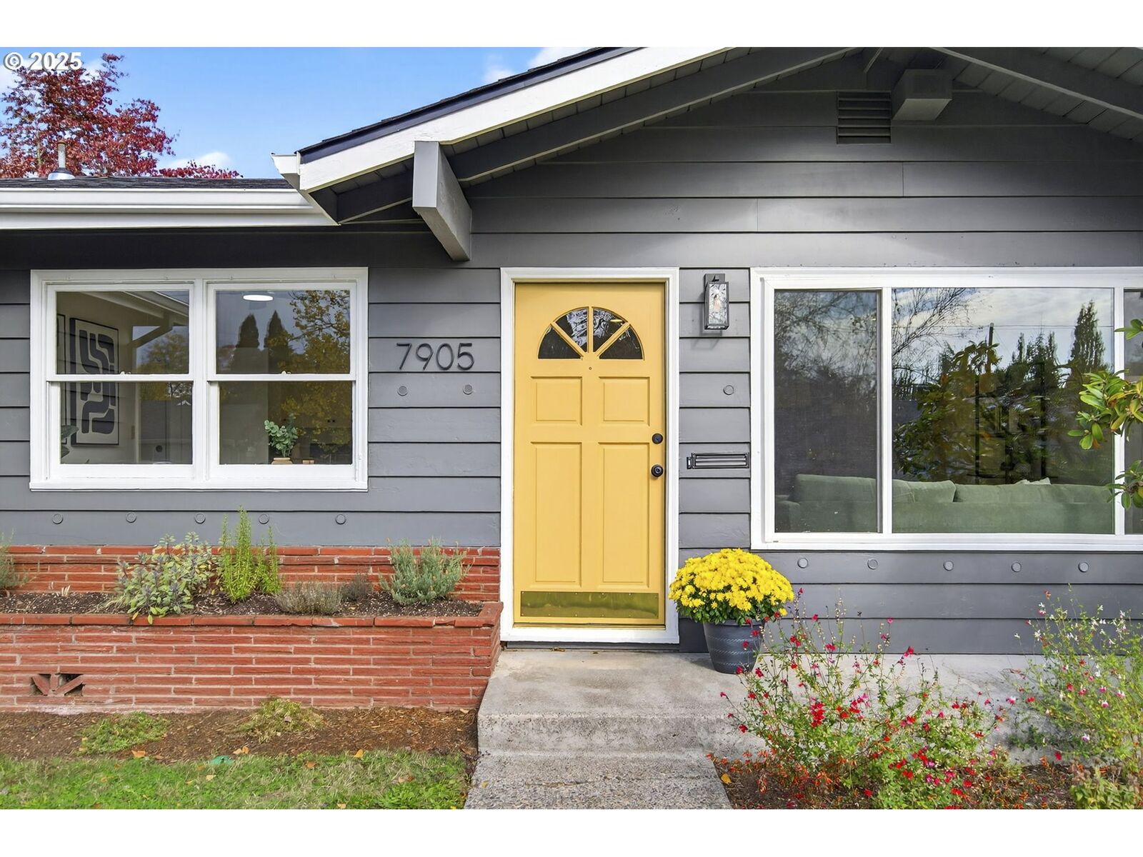 Property Photo: 7905 SE Lincoln St OR 97215