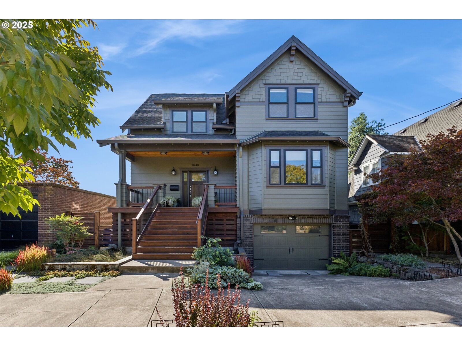 Property Photo:  2040 NE Alameda Dr  OR 97212