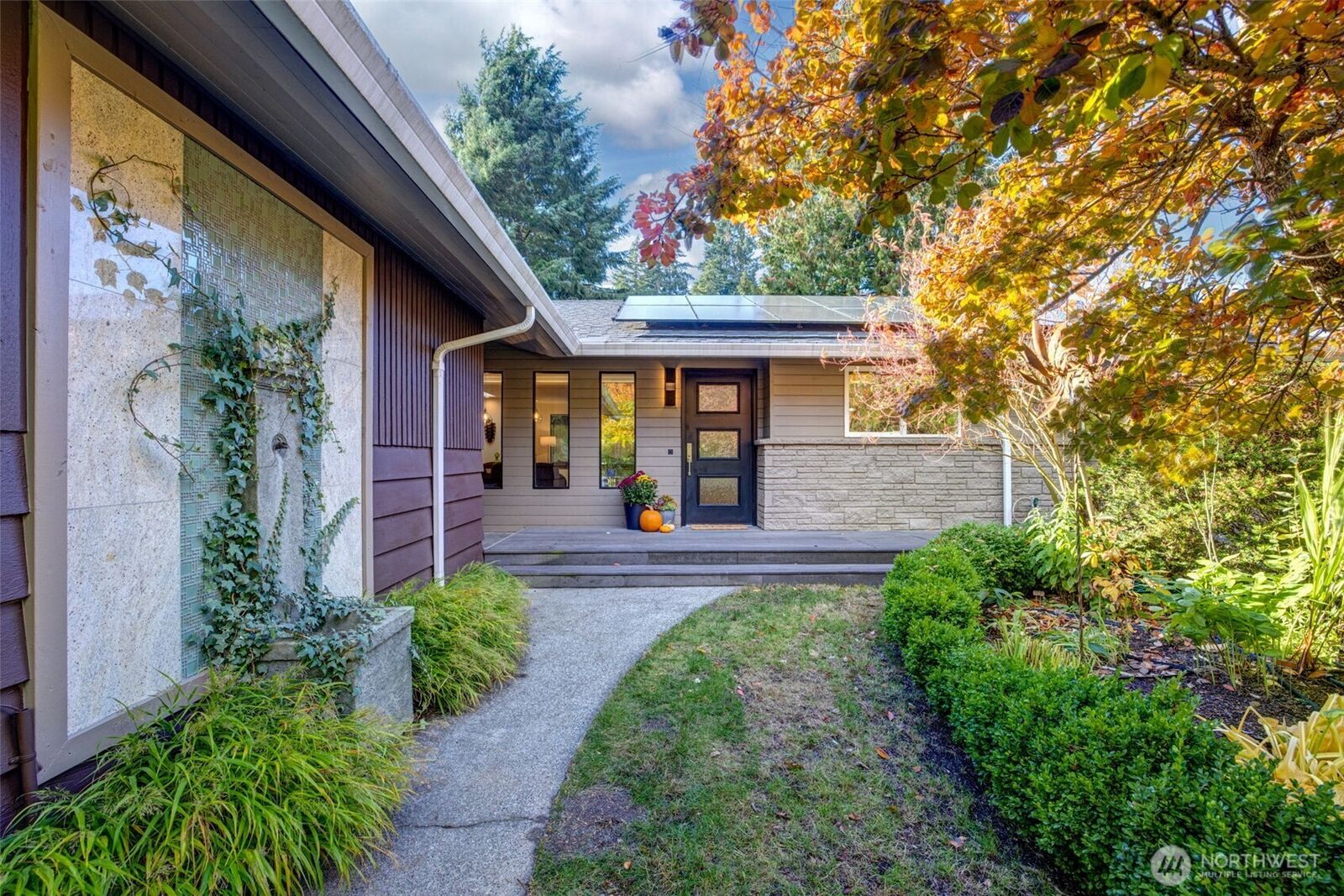 Property Photo:  20011  Palatine Avenue N  WA 98133