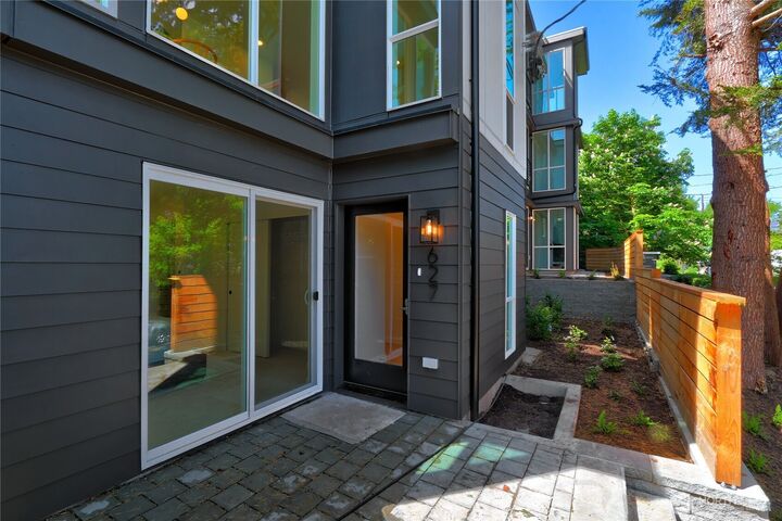 Property Photo:  627 A W Emerson Street  WA 98119