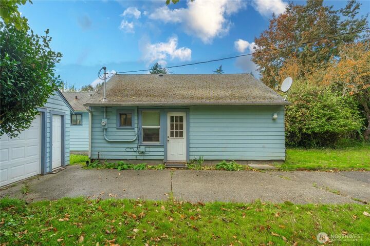 Property Photo:  2129  Jackson Avenue NW  WA 98502 