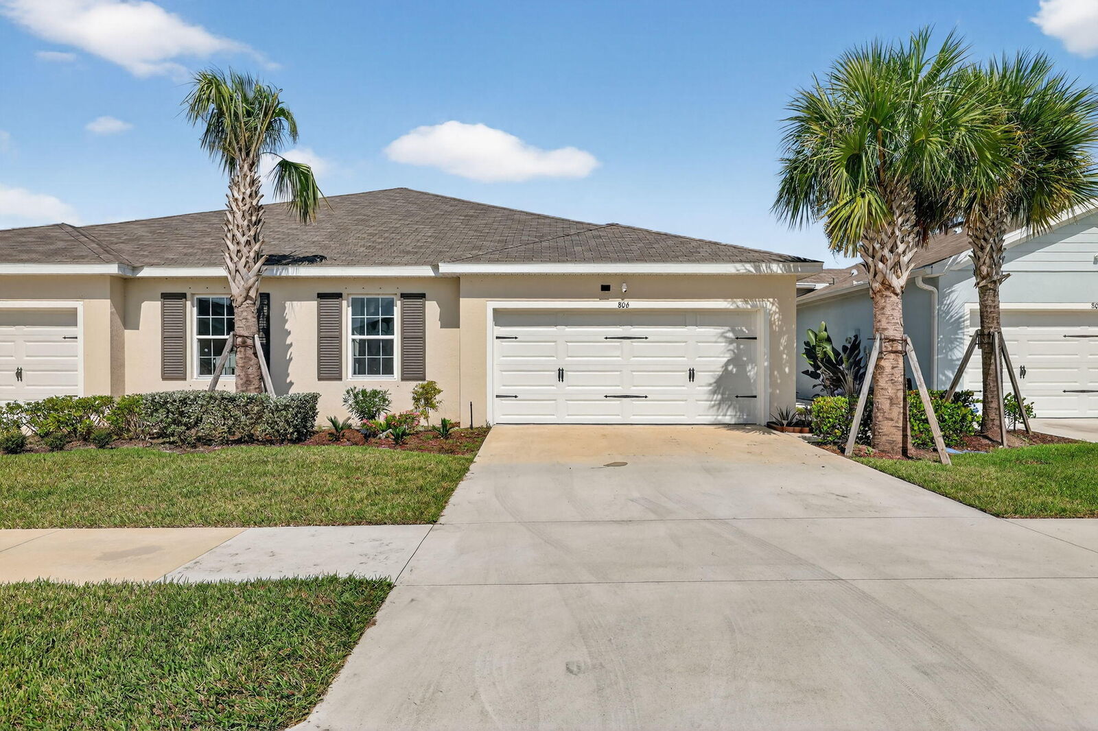 Property Photo:  806 Persimmon Place  FL 34981