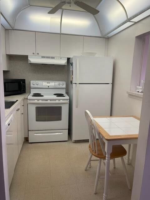 Property Photo: 152 Suffolk D FL 33434