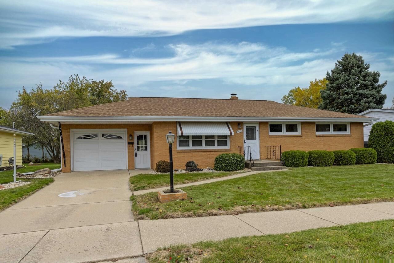 Property Photo:  1826 Bond Place  WI 53548 