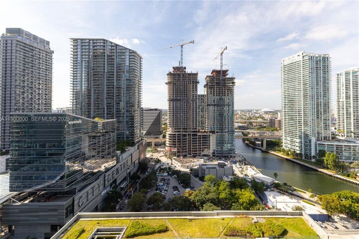 Property Photo:  68 SE 6th St 2006  FL 33131 