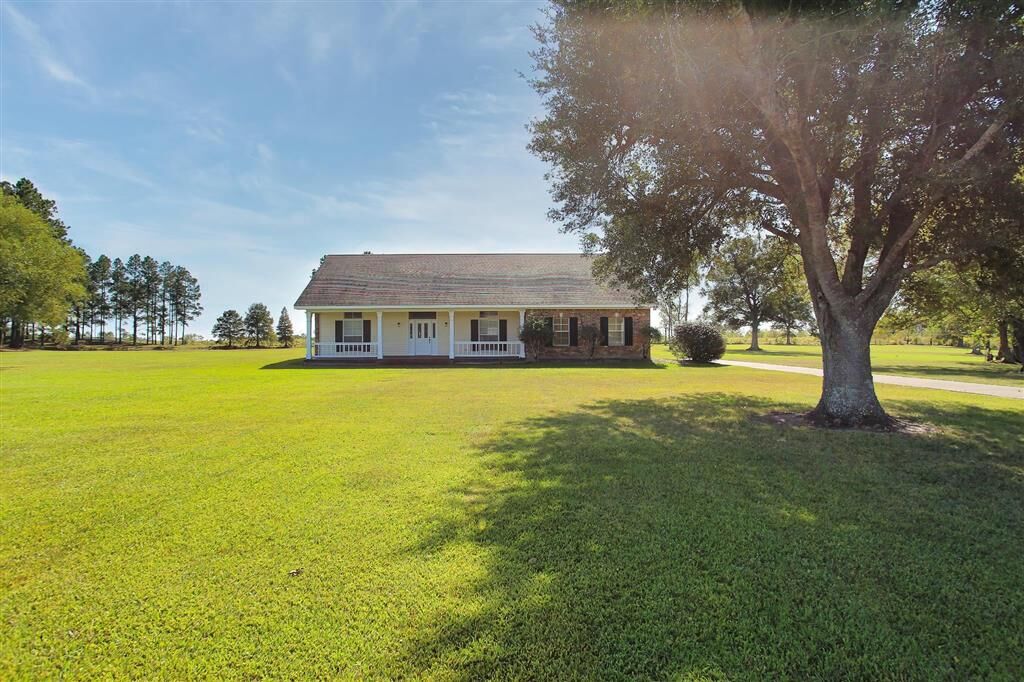 Property Photo:  550 Gaytine Road  LA 70657