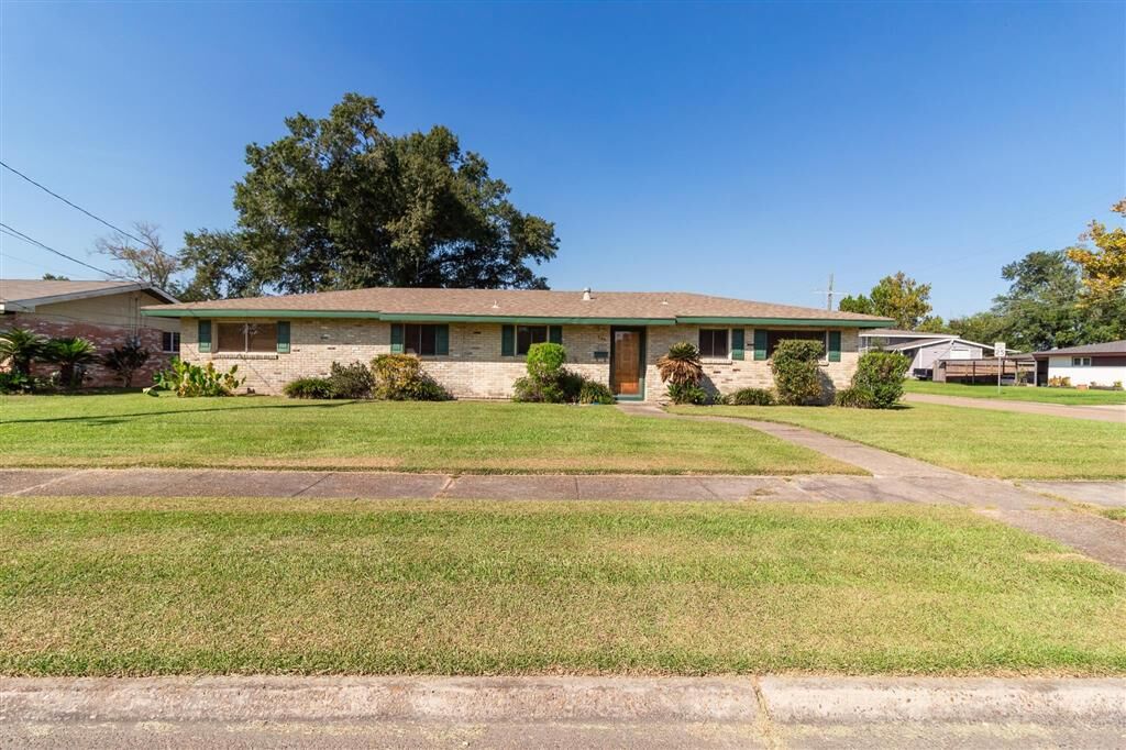 Property Photo:  404 Dewald Lane  LA 70605 