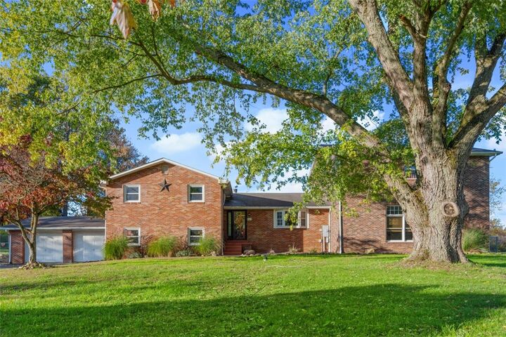 Property Photo:  462 Fairlane Blvd  PA 16141 