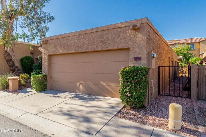 Property Photo:  1010 E Lois Lane  AZ 85020