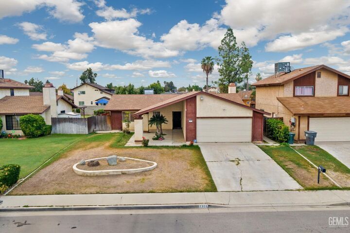 Property Photo: 2309 Teresa Court CA 93304