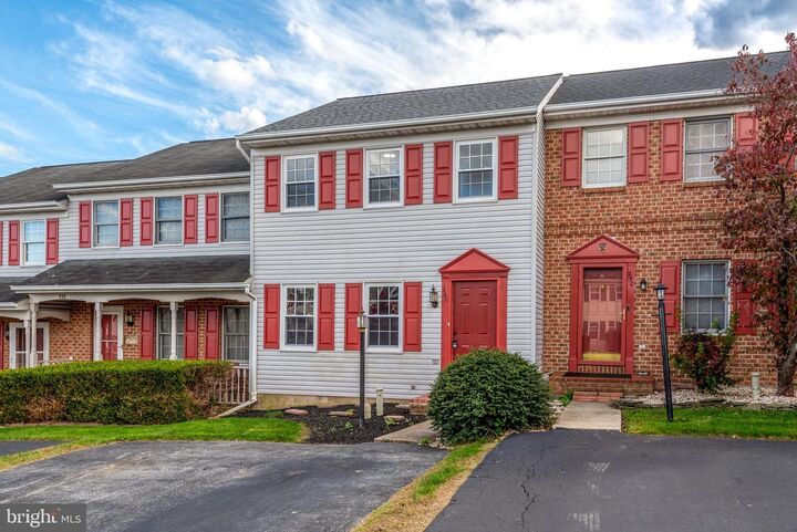 Property Photo: 240 Robin Hill Circle PA 17404