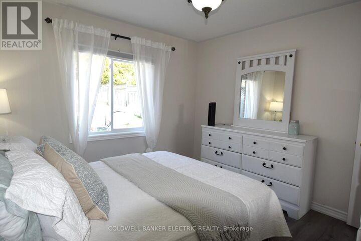 Photo de la propriété:  121 Haden Avenue  ON K9H 7P6