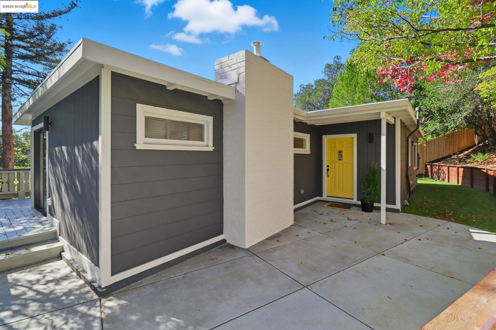 Property Photo:  2 Hillcrest Ct  CA 94960 