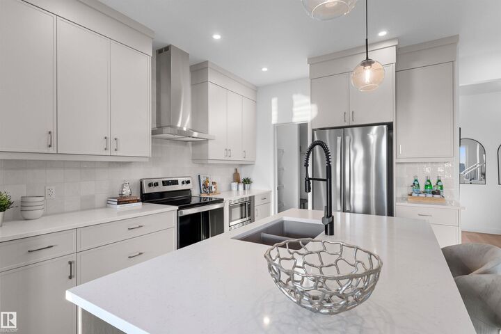 Property Photo:  4809 Cawsey Terrace SW  AB T6W 5M7