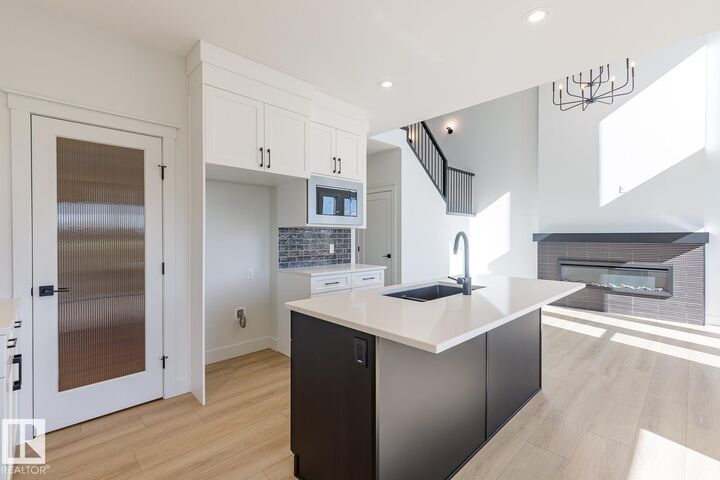 Photo de la propriété:  1603 157 Street SW  AB T6W 4J8