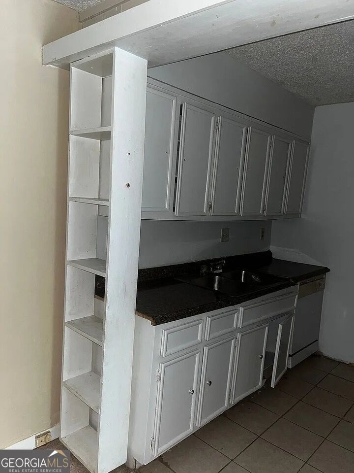 Property Photo:  1505 Camelot Drive  GA 30349