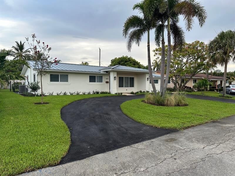 Property Photo:  1600 NE 59th Pl  FL 33334
