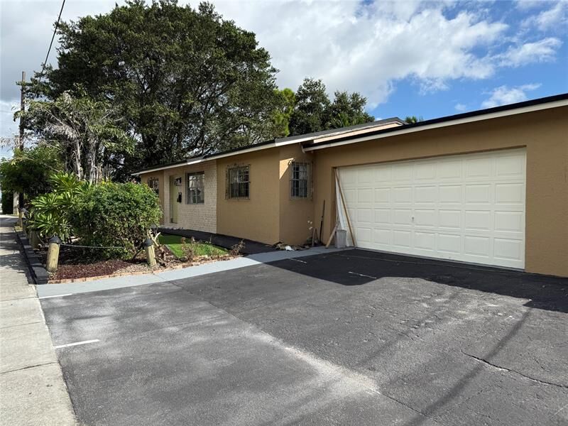 Property Photo:  602 NE 38th St  FL 33334