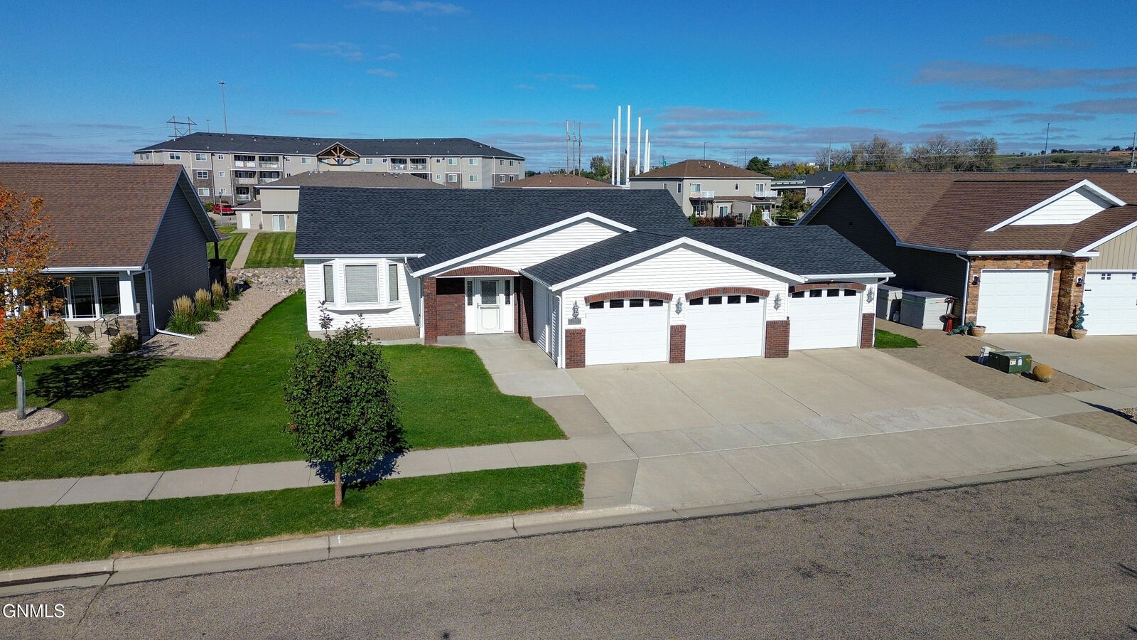 Property Photo:  2109 Bridgeview Court SE  ND 58554